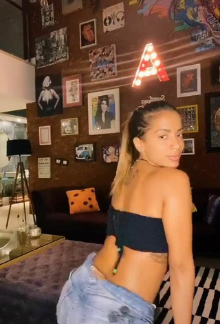 4. Sweetie Larissa de Macedo Machado Shows Butt while Twerking