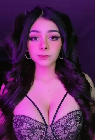 4. Sexy Aylin Criss Shows Cleavage in Lingerie