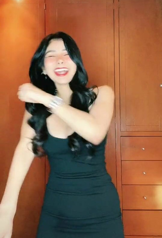 2. Sexy Aylin Criss Shows Cleavage in Black Dress