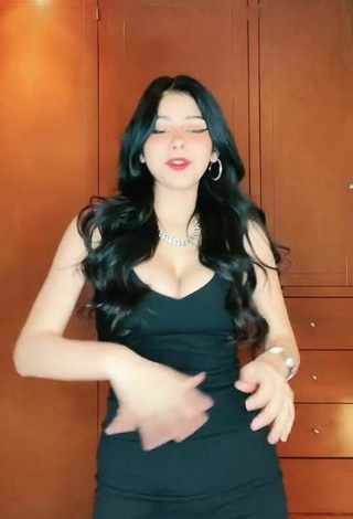 3. Sexy Aylin Criss Shows Cleavage in Black Dress