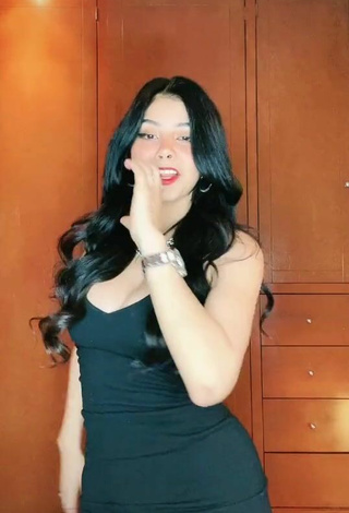5. Sexy Aylin Criss Shows Cleavage in Black Dress