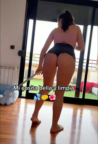 4. Franjomar Shows her Sexy Butt