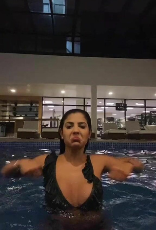 2. Erotic Hariany Nathália Almeida Shows Cleavage in Black Bikini Top at the Swimming Pool