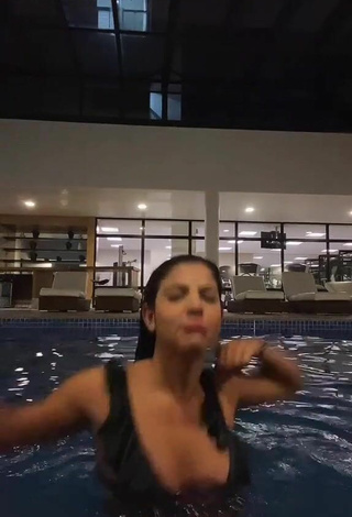 3. Erotic Hariany Nathália Almeida Shows Cleavage in Black Bikini Top at the Swimming Pool