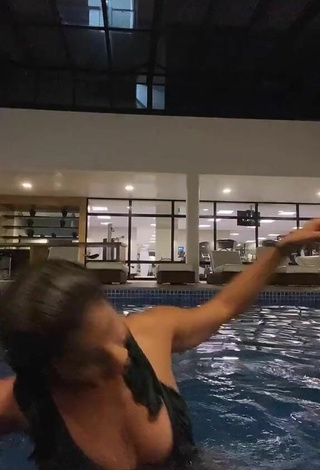 4. Erotic Hariany Nathália Almeida Shows Cleavage in Black Bikini Top at the Swimming Pool