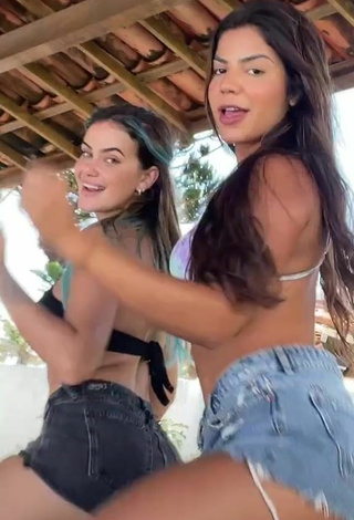 5. Sexy Hariany Nathália Almeida Shows Cleavage in Bikini Top