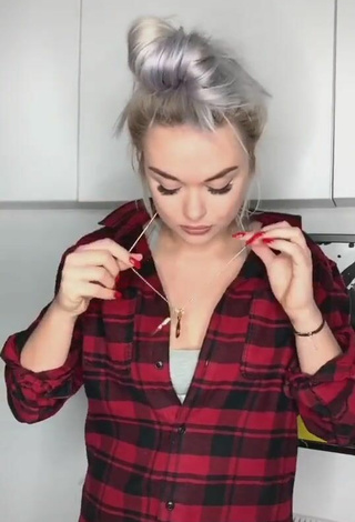 Sexy Vanessa Shows Cleavage