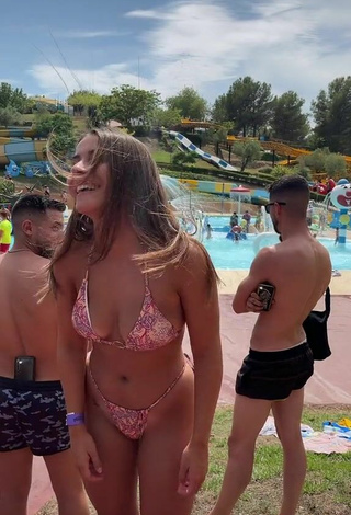 5. Really Cute Isabelli Brunelli Shows Cleavage in Bikini at the Swimming Pool