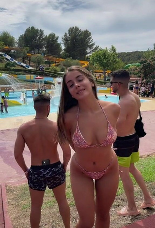 Seductive Isabelli Brunelli in Bikini at the Pool