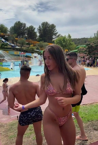 5. Seductive Isabelli Brunelli in Bikini at the Pool