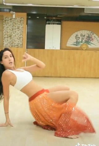 4. Sexy Nora Fatehi in White Crop Top while doing Dance
