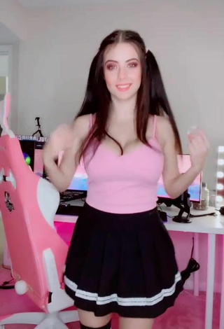 4. Wonderful Julia Burch Shows Cleavage and Bouncing Boobs in Pink Crop Top