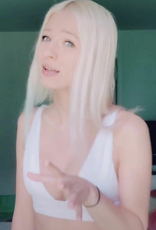 2. Sexy Kayla Polek Shows Cleavage and Bouncing Boobs in White Crop Top