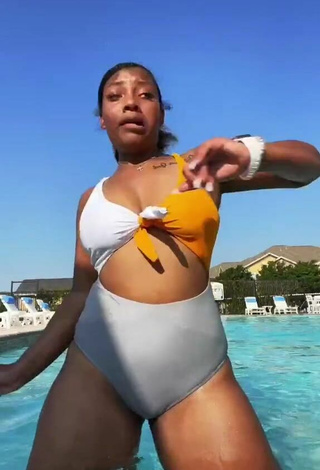 2. Sexy Keara Wilson Shows Cleavage in Swimsuit at the Pool