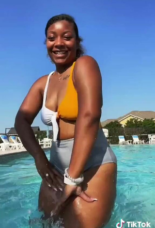 3. Sexy Keara Wilson Shows Cleavage in Swimsuit at the Pool
