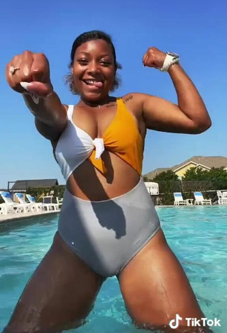 4. Sexy Keara Wilson Shows Cleavage in Swimsuit at the Pool