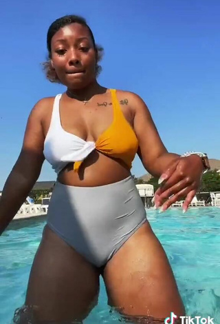 5. Sexy Keara Wilson Shows Cleavage in Swimsuit at the Pool