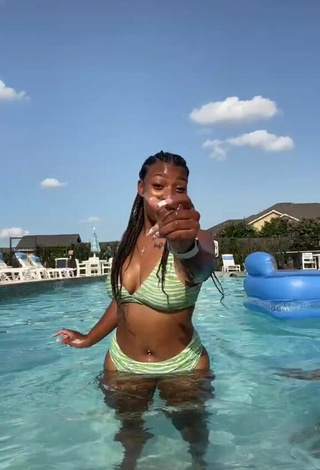 Sweet Keara Wilson Shows Cleavage in Cute Striped Bikini at the Swimming Pool