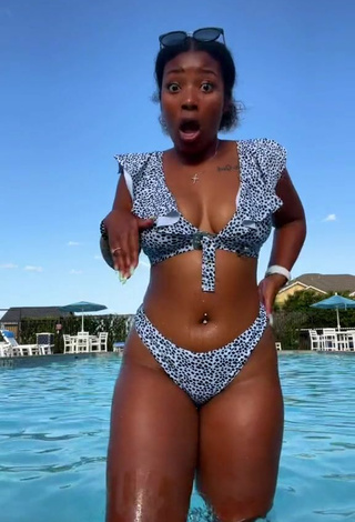 Hot Keara Wilson Shows Cleavage in Bikini at the Pool