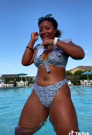3. Hot Keara Wilson Shows Cleavage in Bikini at the Pool