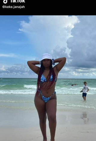 Sexy Keara Wilson Shows Cleavage in Bikini at the Beach