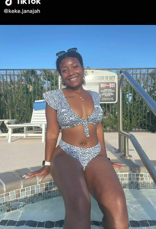 3. Sexy Keara Wilson Shows Cleavage in Bikini at the Beach