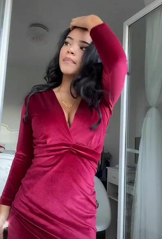 4. Sexy kerlytaaaaa Shows Cleavage in Red Dress