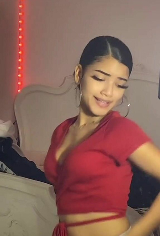 3. Dazzling kerlytaaaaa Shows Cleavage in Inviting Red Crop Top
