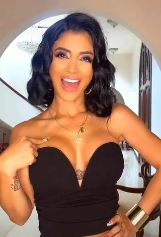 2. Breathtaking Kimberly Flores Shows Cleavage in Black Crop Top