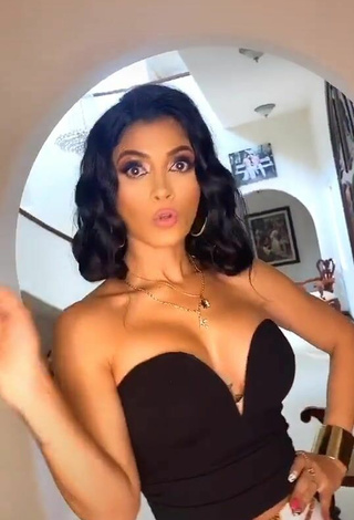 5. Breathtaking Kimberly Flores Shows Cleavage in Black Crop Top