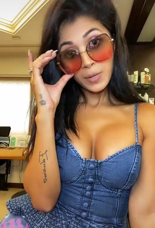 2. Sexy Kimberly Flores Shows Cleavage in Top