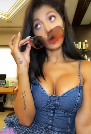3. Sexy Kimberly Flores Shows Cleavage in Top