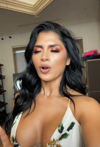 4. Hottie Kimberly Flores Shows Cleavage