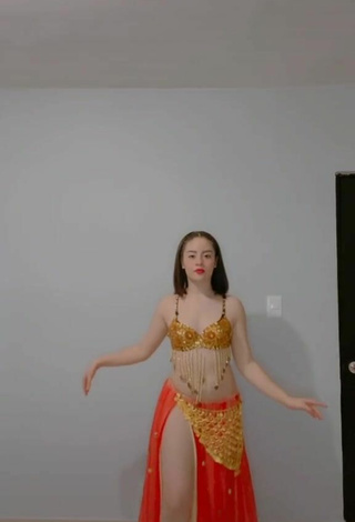 Sexy Kim Muñoz in Bra while doing Belly Dance