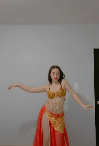 2. Sexy Kim Muñoz in Bra while doing Belly Dance