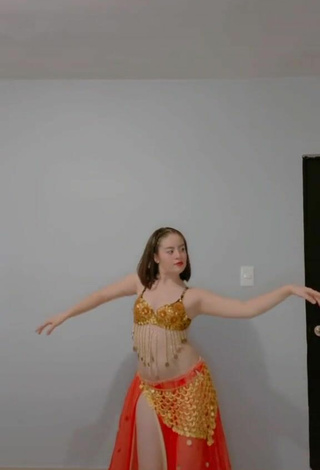 3. Sexy Kim Muñoz in Bra while doing Belly Dance