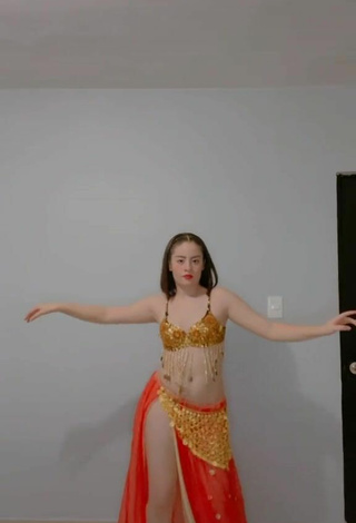 4. Sexy Kim Muñoz in Bra while doing Belly Dance