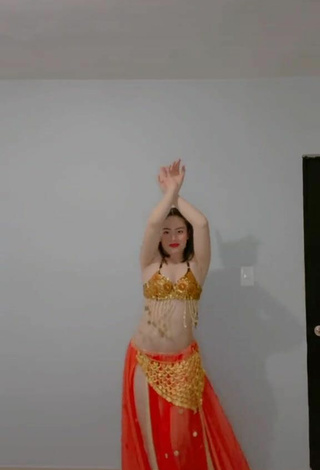 5. Sexy Kim Muñoz in Bra while doing Belly Dance