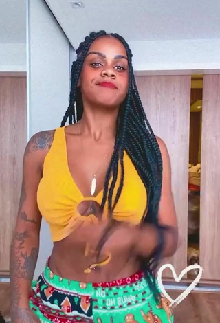 4. Sexy Lais Cristina Oliveira in Yellow Crop Top while Twerking