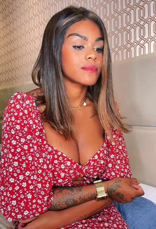 4. Sexy Lais Cristina Oliveira Shows Cleavage in Floral Dress
