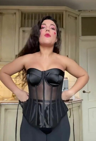 4. Sexy Lana Shows Cleavage in Black Corset
