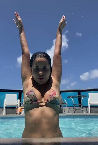 3. Sweetie Laura Brito Shows Cleavage in Bikini at the Swimming Pool