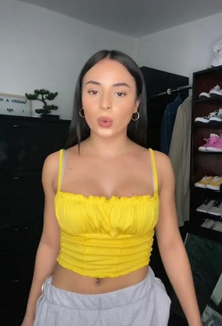2. Amazing Leslie Contreras Shows Cleavage in Hot Yellow Crop Top