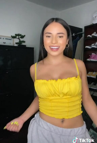 3. Amazing Leslie Contreras Shows Cleavage in Hot Yellow Crop Top