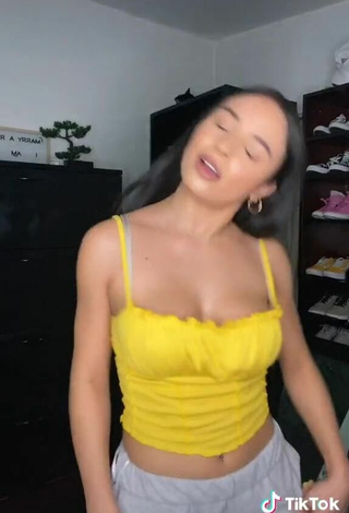 5. Amazing Leslie Contreras Shows Cleavage in Hot Yellow Crop Top