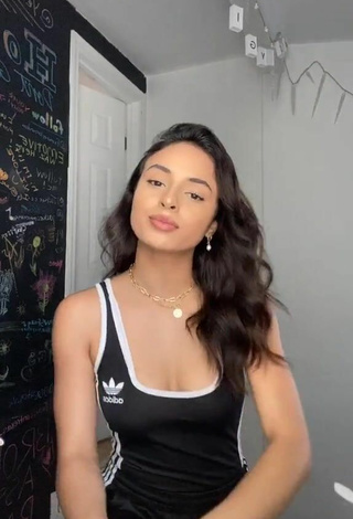 Hot Leslie Contreras Shows Cleavage in Black Top