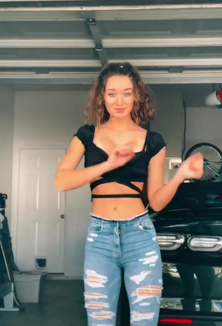 5. Sexy Lia Jakubowski Shows Cleavage in Black Crop Top and Bouncing Breasts