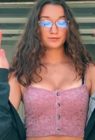 4. Sexy Lia Jakubowski Shows Cleavage in Pink Crop Top