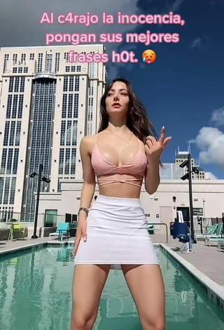 2. Sexy Andrea Caro Shows Cleavage in Pink Crop Top at the Swimming Pool