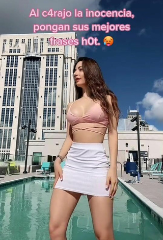 3. Sexy Andrea Caro Shows Cleavage in Pink Crop Top at the Swimming Pool